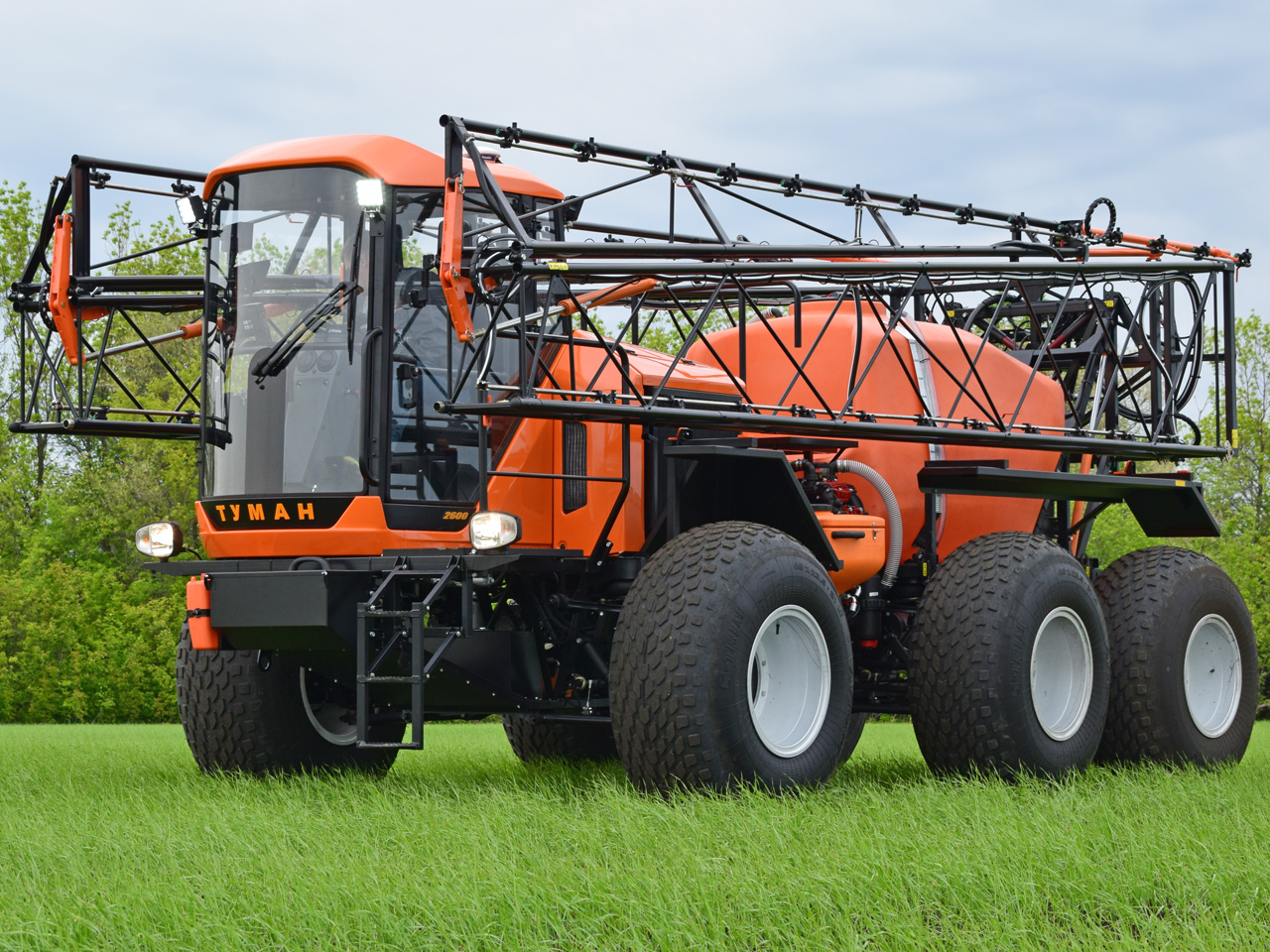 Самоходный опрыскиватель ТУМАН 3